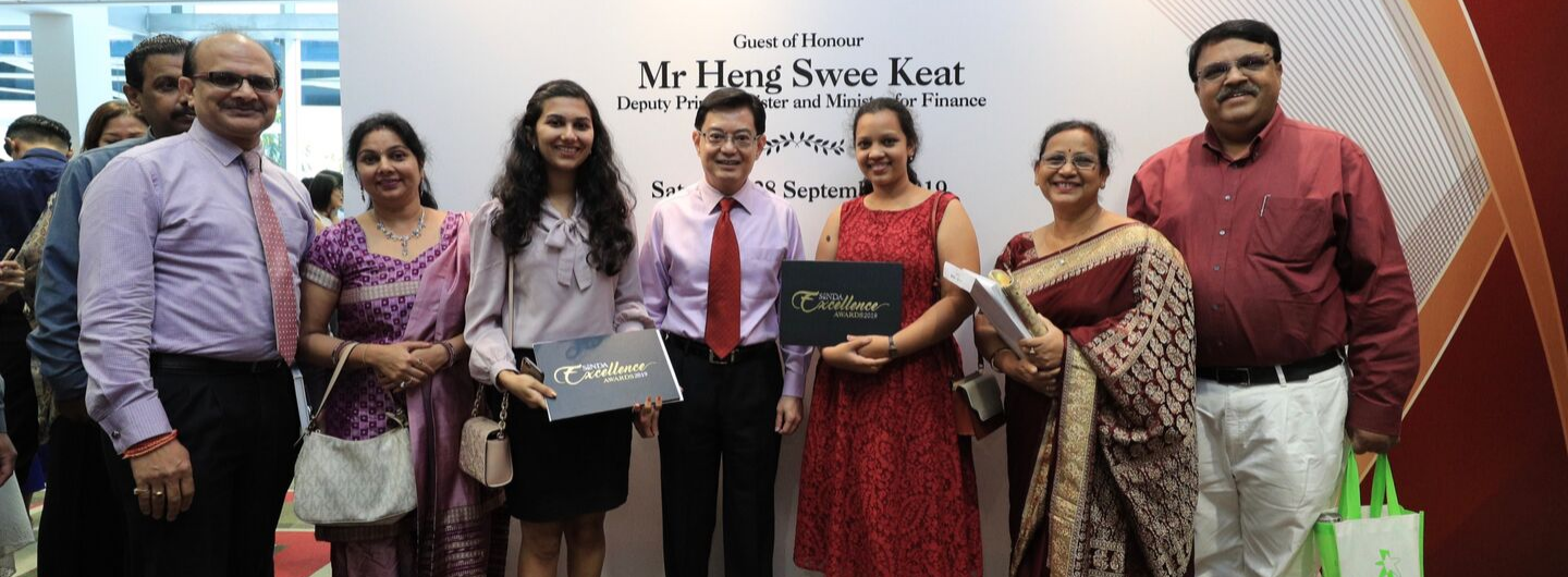 Group poses with Mr. Heng Swee Keat, holding "SINDA Excellence Awards 2019".
